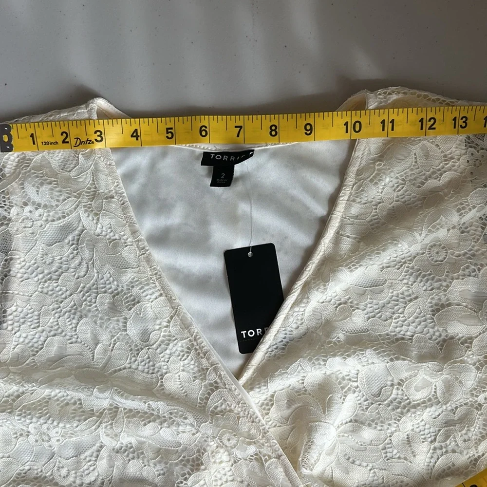 NWT TORRID Cream Lace V-Neck Romper Size 2. - Picture 10 of 16